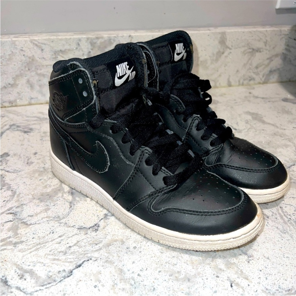 Nike Air Jordan 1 Mid Black Leather Sneakers boys size 4 no box